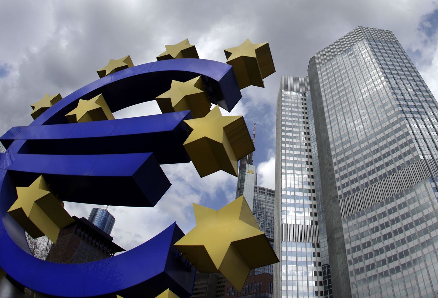 Euroopa ühisraha euro skulptuur Euroopa Keskpanga peahoone eest Frankfurdis.