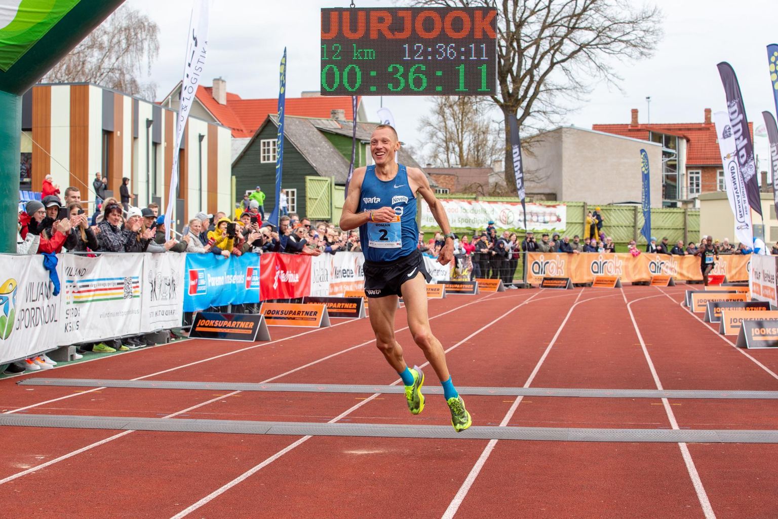 Võiduka hüppega üle finišijoone. 93. Viljandi järvejooksu võitja on 36.10-ga Roman Fosti.