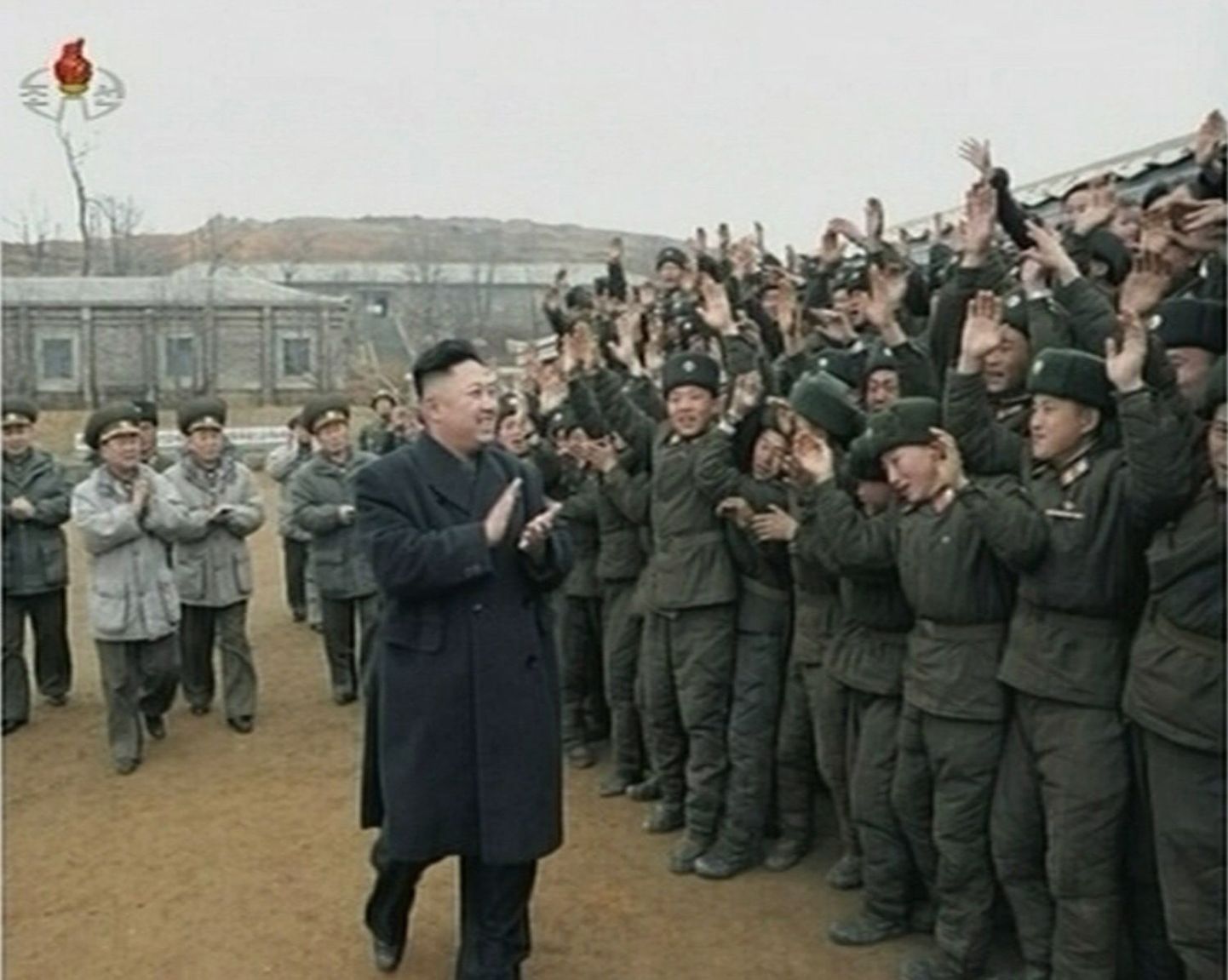 Põhja-Korea liider Kim Jong-un sõjaväelaste tervituste peale plaksutamas. Video on tehtud salastatud kohas, kuid selle lasi  täna eetrisse Põhja-Korea riigitelevisioon KRT.