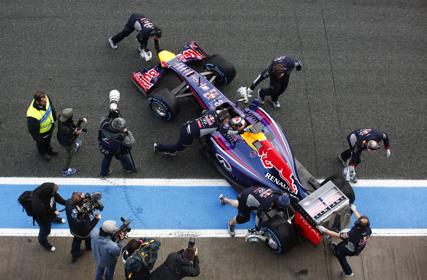 Red Bulli ja Sebastian Vetteli jaoks on hooajaeelsed testid alanud halvasti.