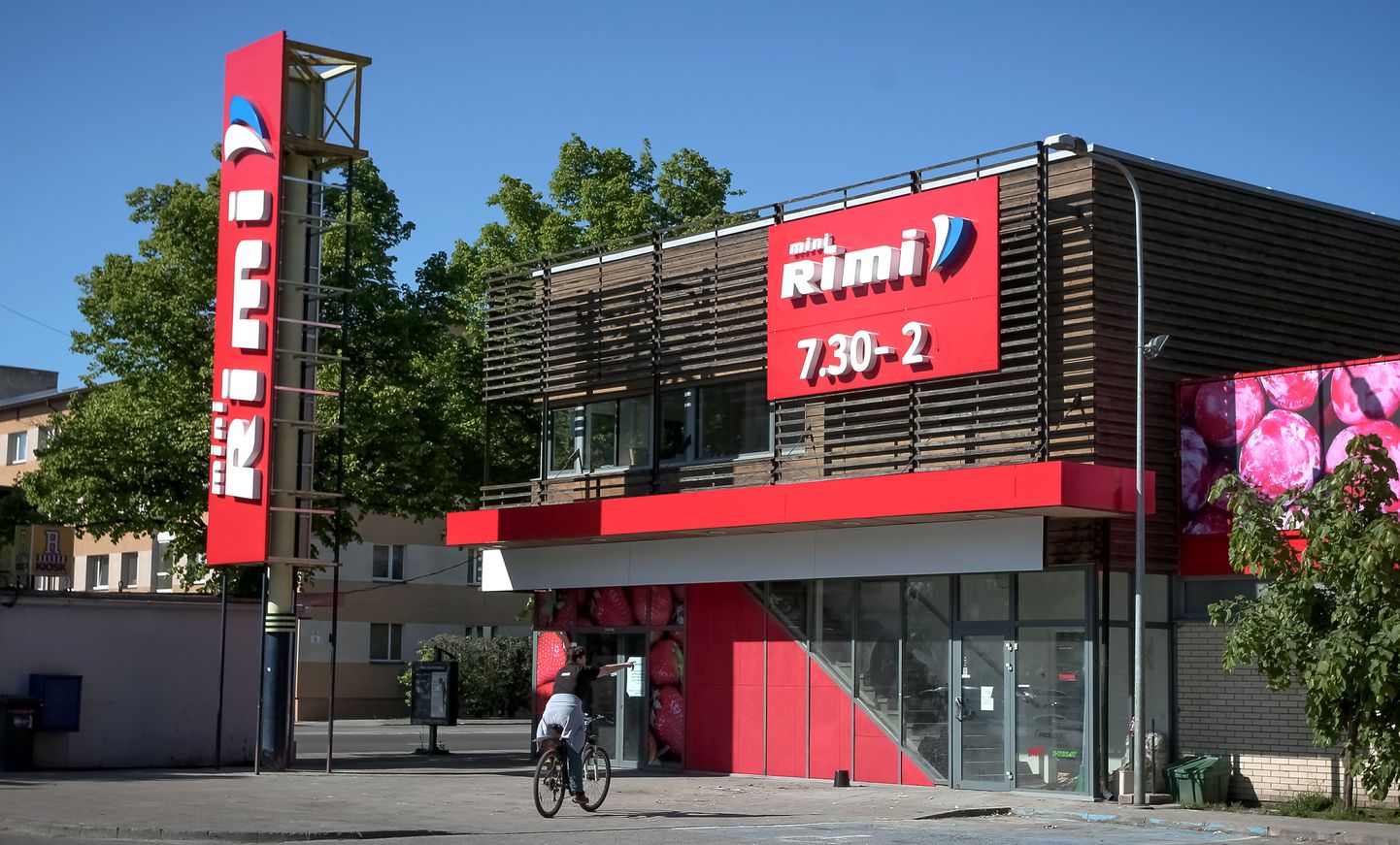 Häirekeskus sai täna hommikul kella seitsme paiku teate, et Pärnus Jannseni tänava Rimi kaupluse seinal asuva pangaautomaadi kaardiava külge on paigaldatud kahtlane seade.