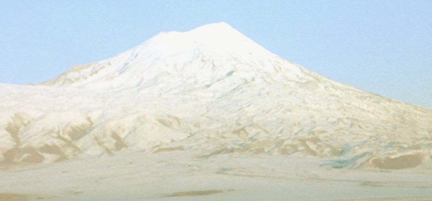 Ararat on Türgi kõrgeim mägi, mille kõrgeim tipp kõrgub 5137 meetrini.