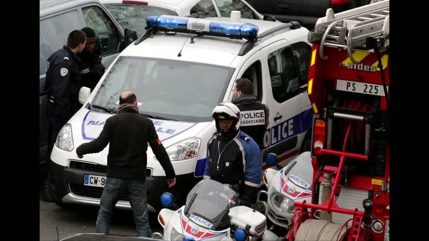 Hollande käis nädalalehe Charlie Hebdo toimetuse juures