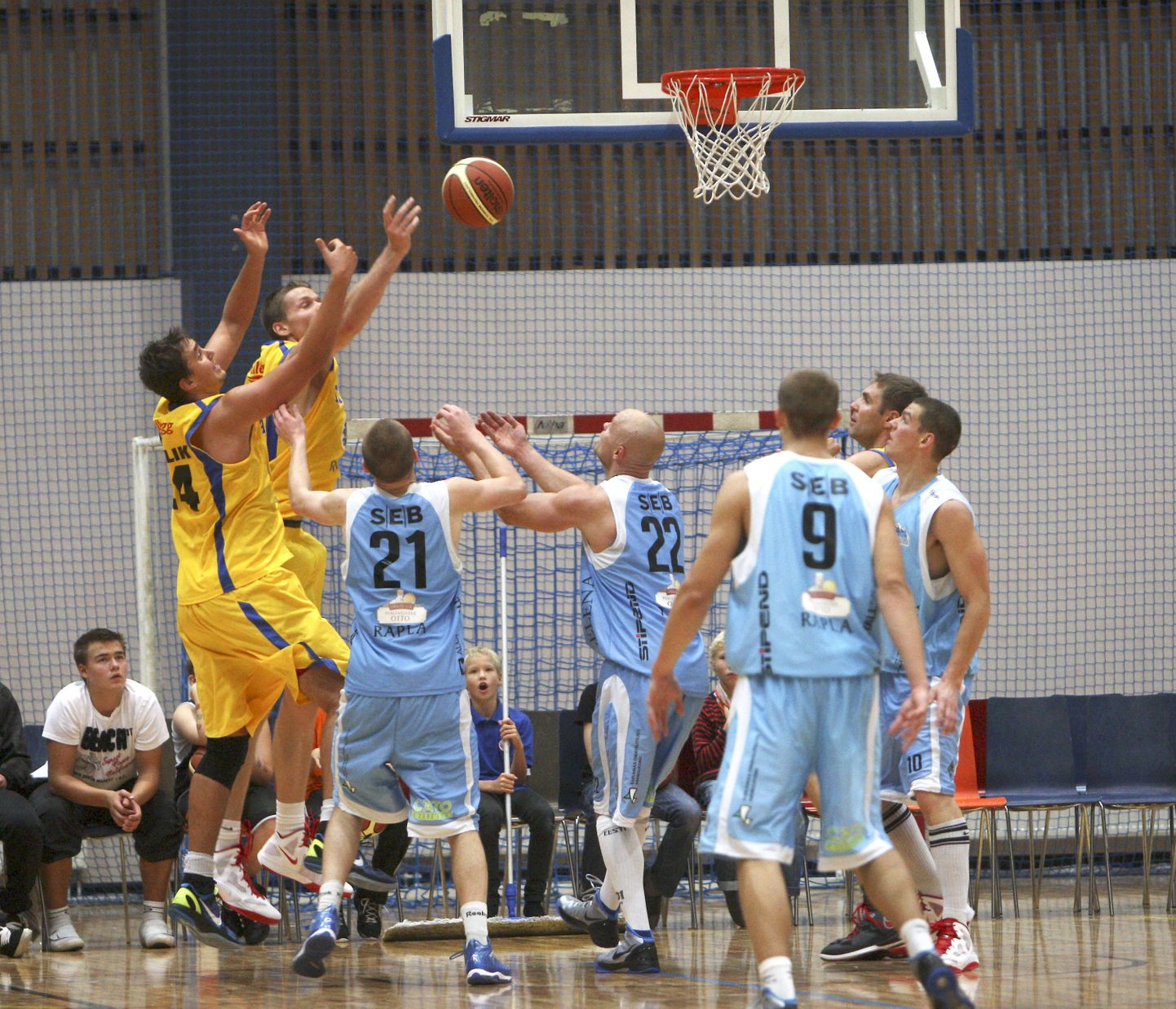 Rapla meeskond(sinises) eelmise hooaja mängus Rakvere Tarva vastu.