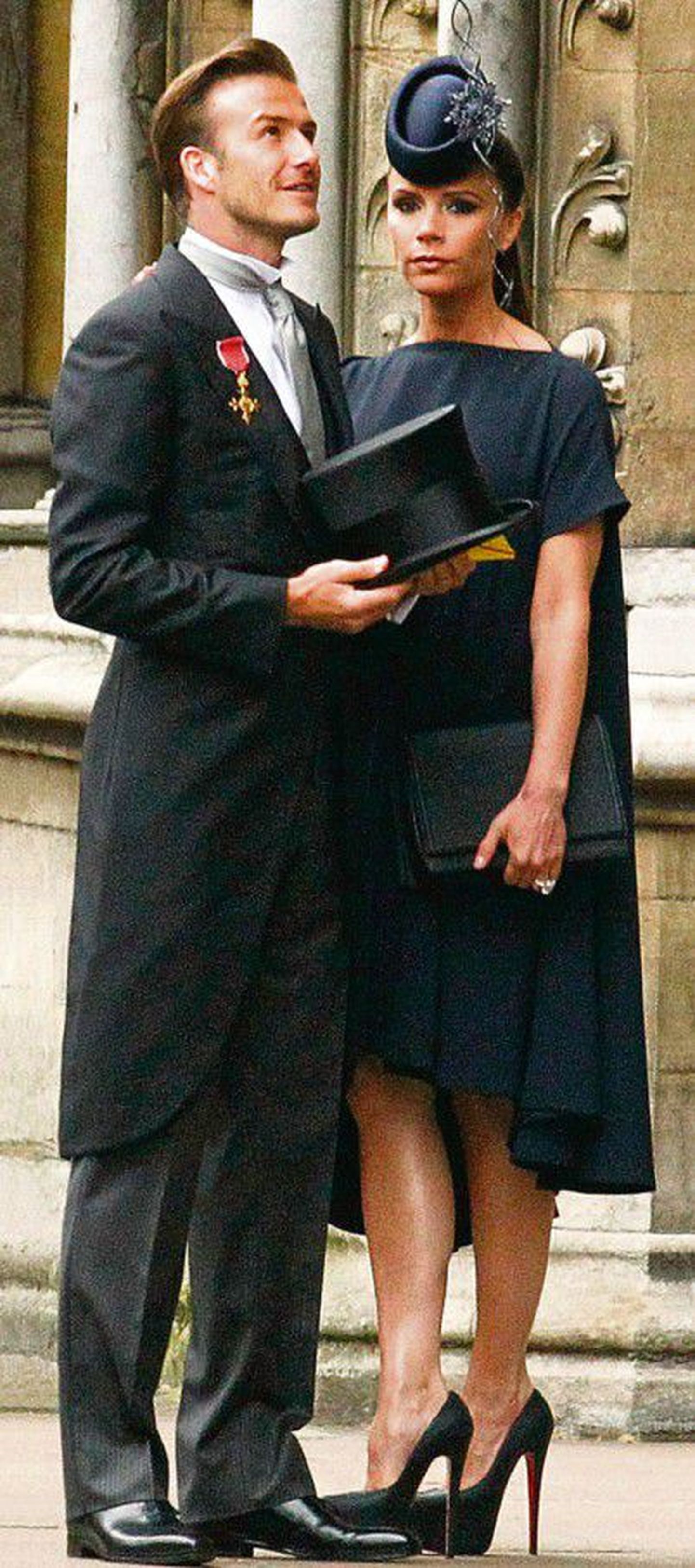 Daam mustas: hiljutisele kuninglikule laulatusele saabus beebiootel Victoria Beckham tumeda kleidi ja kübaraga, pälvides seetõttu paljude moeasjatundjate kriitikat.