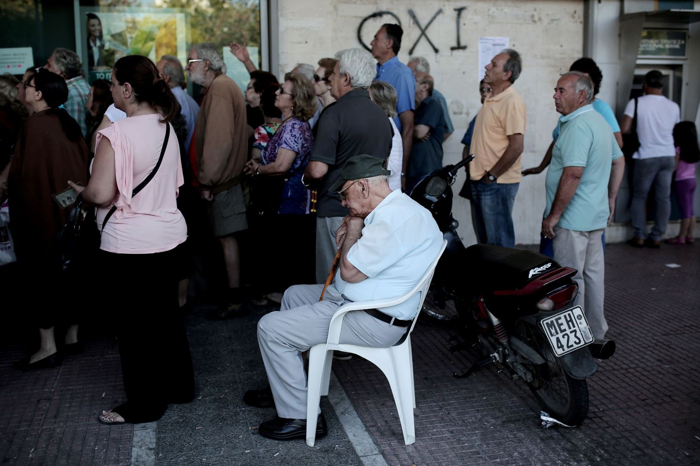 Kreeka pangad avasid täna uksed pensionäridele, kes saavad võtta välja kuni 120 eurot pensionit.
