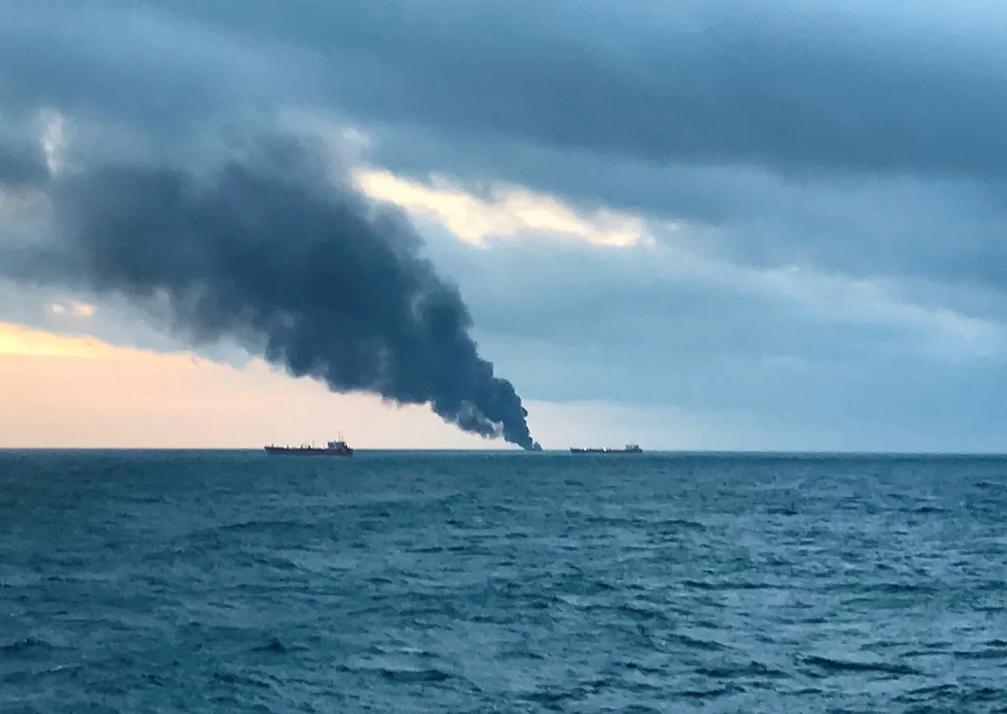 Взрыв на корабле в Керченском проливе