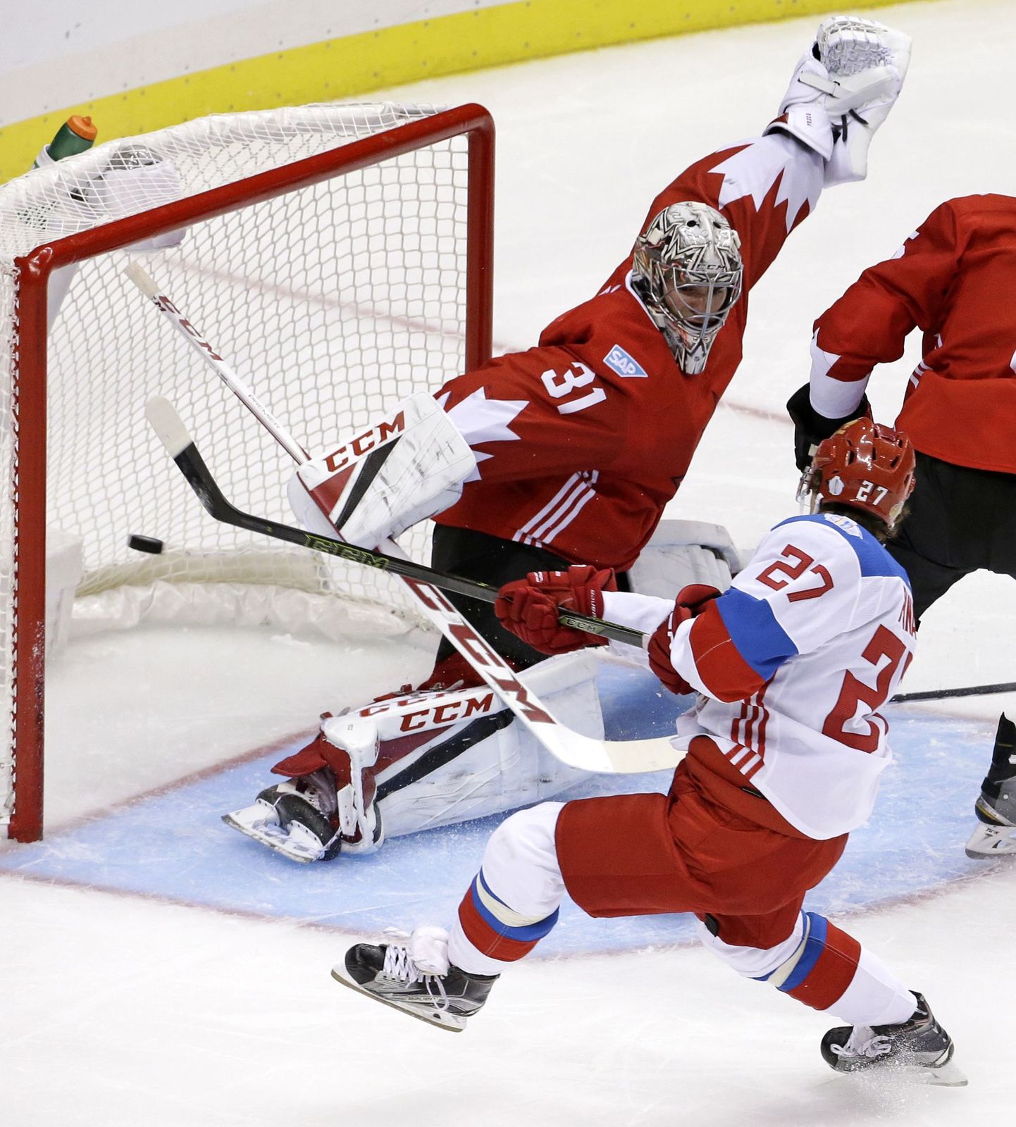 Артемий Панарин забрасывает шайбу в ворота хоккеистов Канады в выставочном матче.