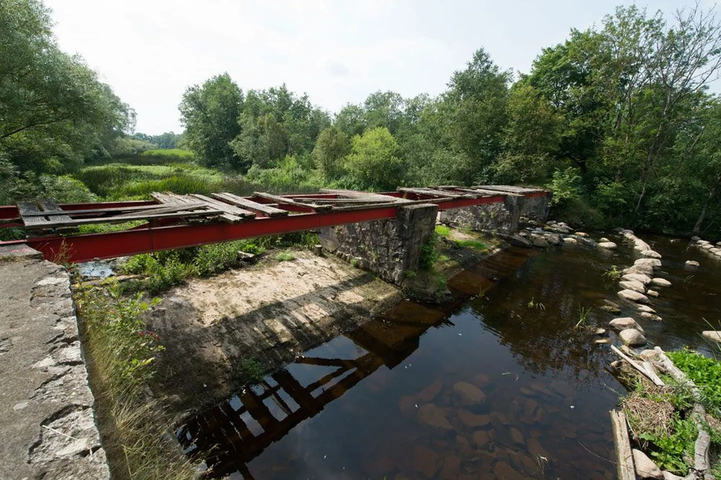 Этот разрушенный мост в Лагеди на реке Пирита теперь соединяет с Эстонией одного из самых состоятельных и влиятельных банкиров Северо-Запада России Александра Савельева.