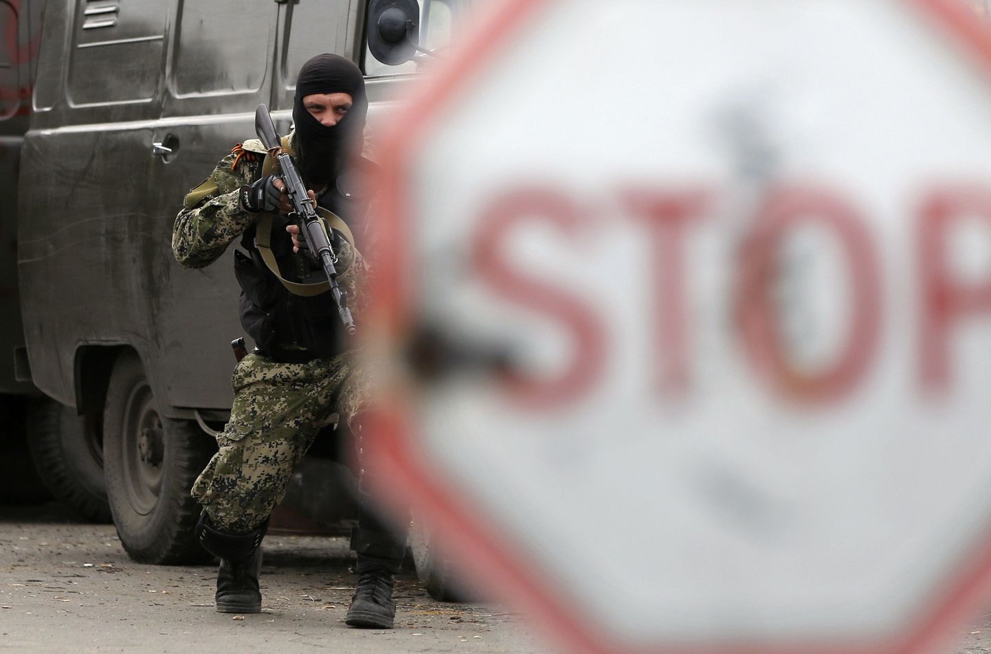 Пророссийский активист с оружием на контрольном пункте неподалеку от украинской военной базы в Краматорске, 2 мая 2014 года.