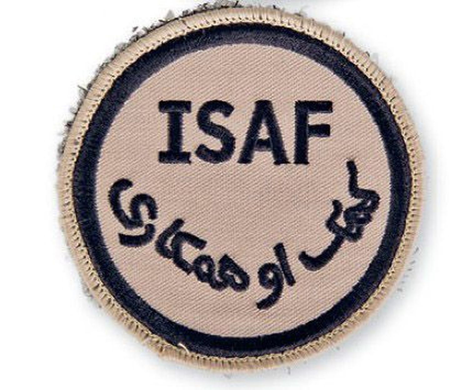Rahvusvaheliste julgeolekuabijõudude (ISAF) mitteametlik embleem, mille ametliku akronüümi alla on lisatud ka araabia tähestikus selle puštukeelne tõlge.