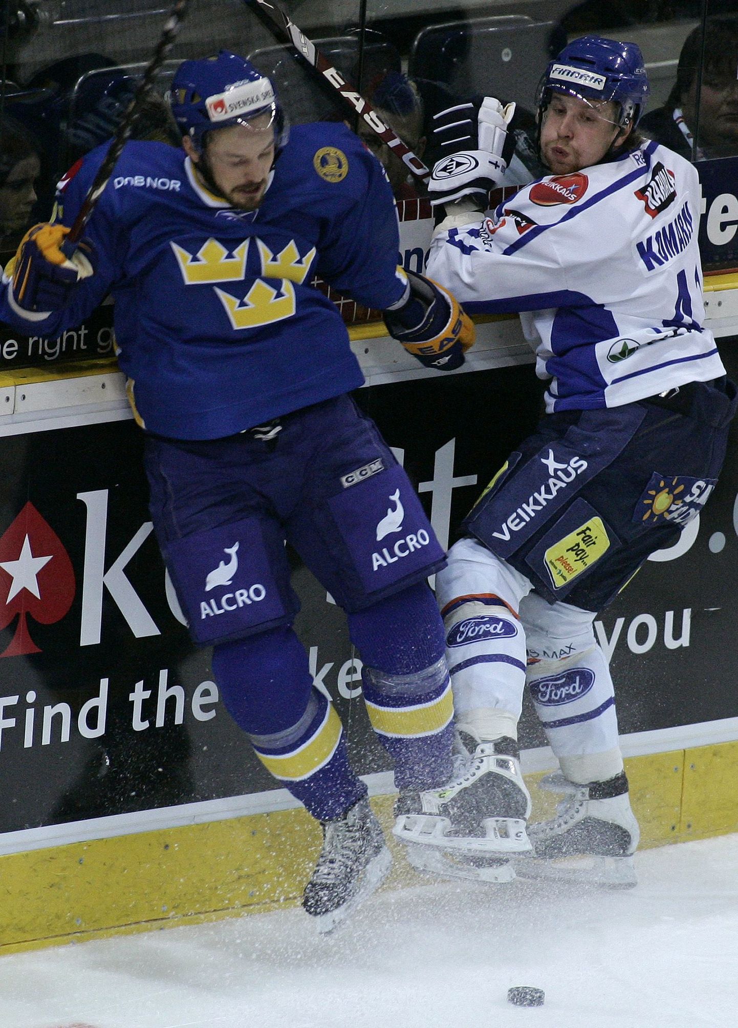 Soome koondilane Leo Komarov (pareml) võitluses Rootsi Niklas Perssoniga.