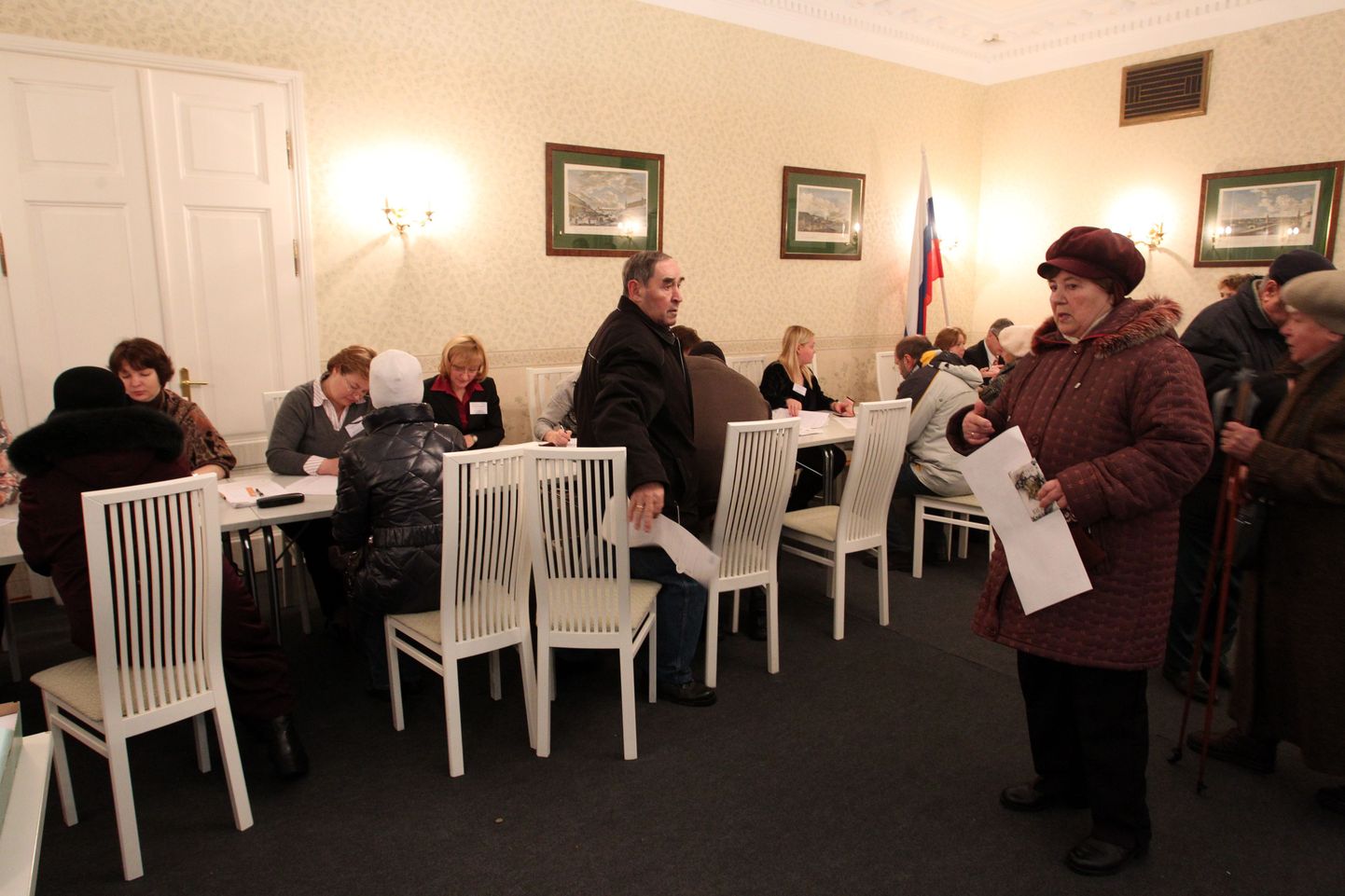 Избирательный участок в российском посольстве в Таллинне (выборы в Госдуму).
