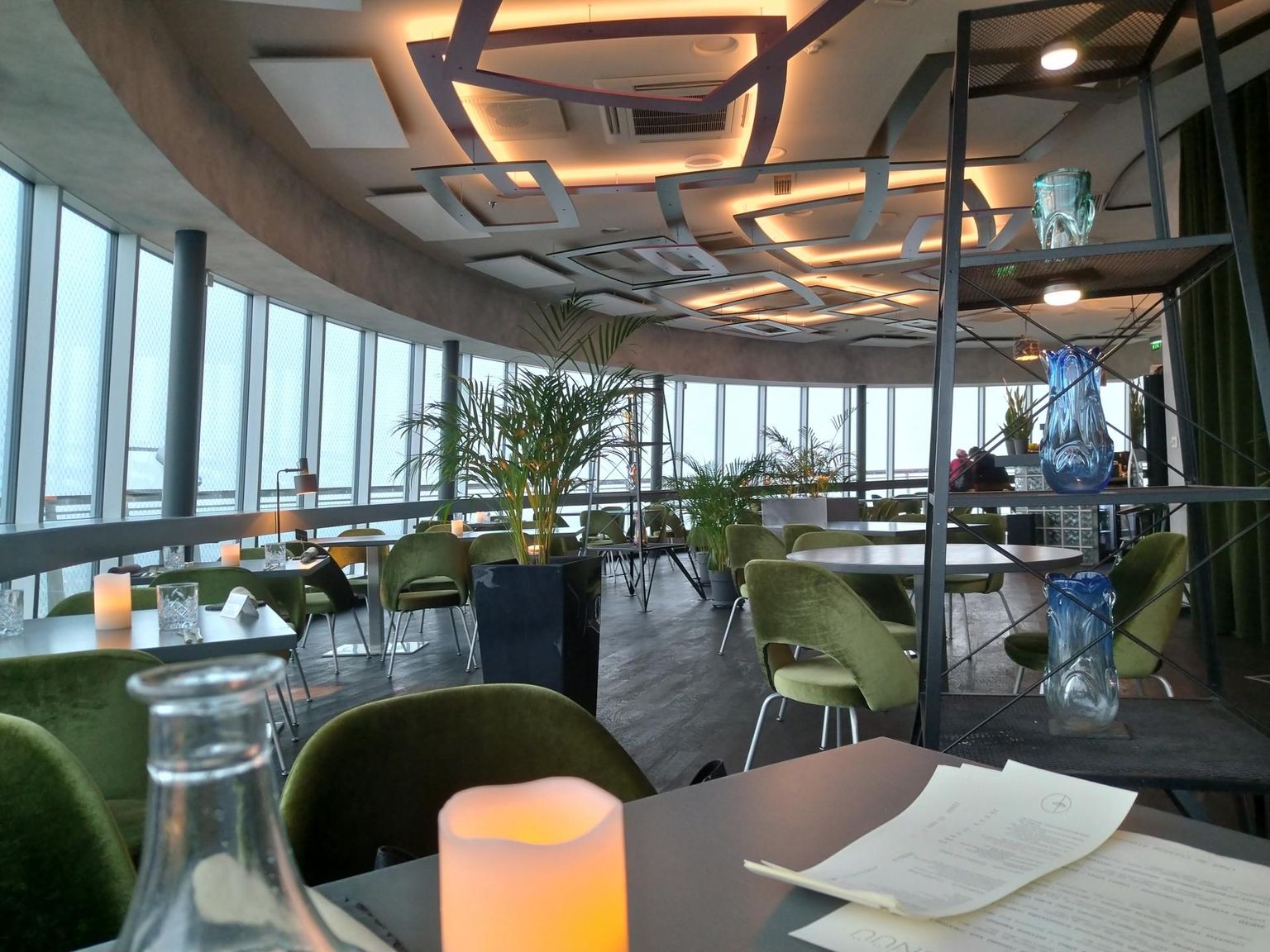Tüüne ja modernse sisemuse ning maitsekirju köögiga restoranist avaneb Tallinnale parim vaade. FOTO: Britt Rosen