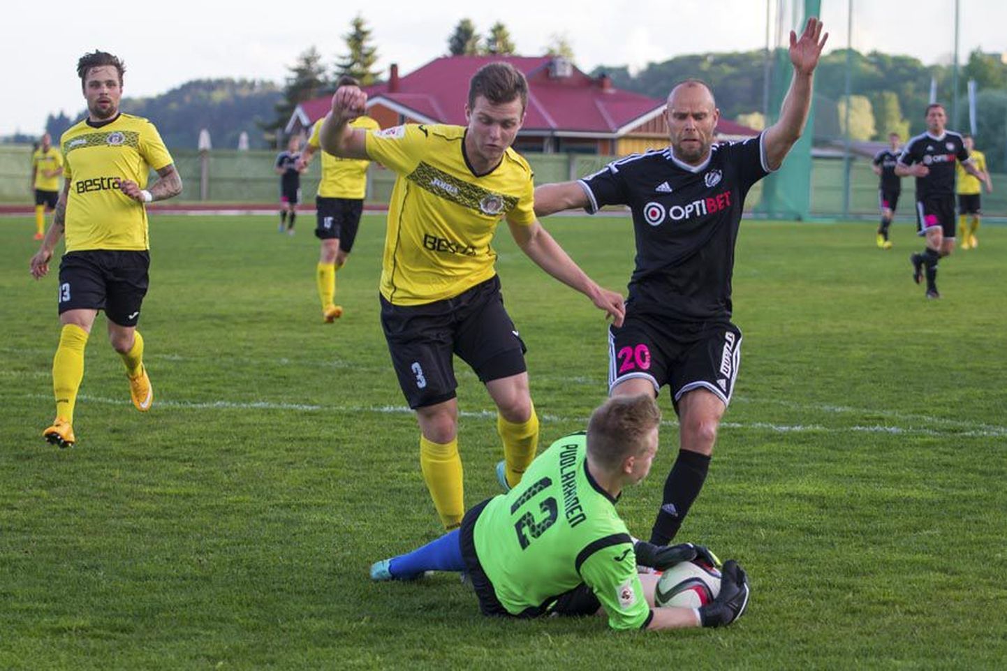 Esmaspäevast kuulub viljandlane Oskar Berggren (nr 3) FC Flora klubi nimekirja. Esialgu liitub 17-aastane mängumees Tallinna klubi duubelmeeskonnaga. Pilt on tehtud 26. juunil Viljandis peetud kohtumisel, kui Tulevik alistas Nõmme Kalju.