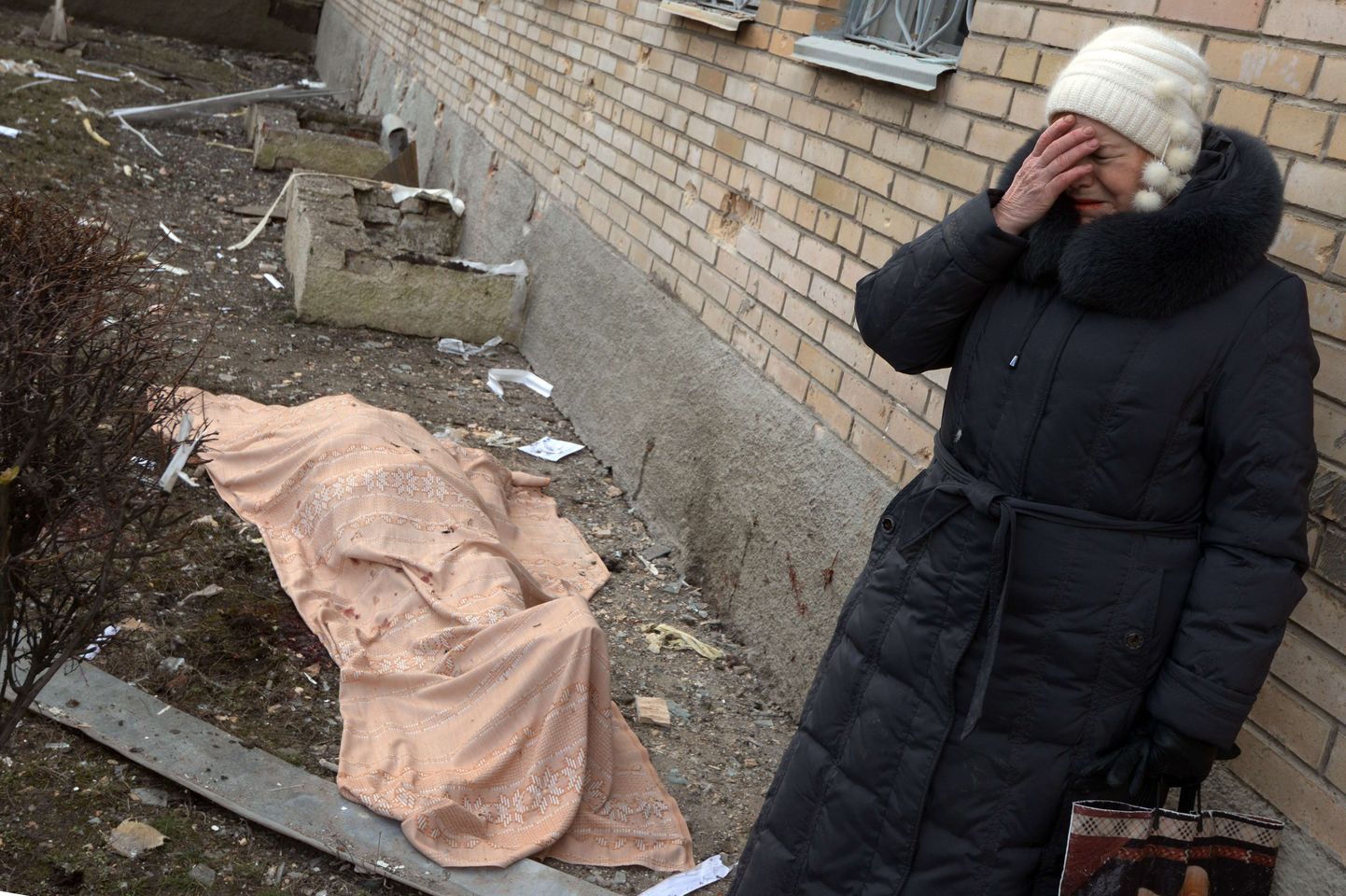Leinav naine täna löögi alla sattunud Donetski haigla juures.