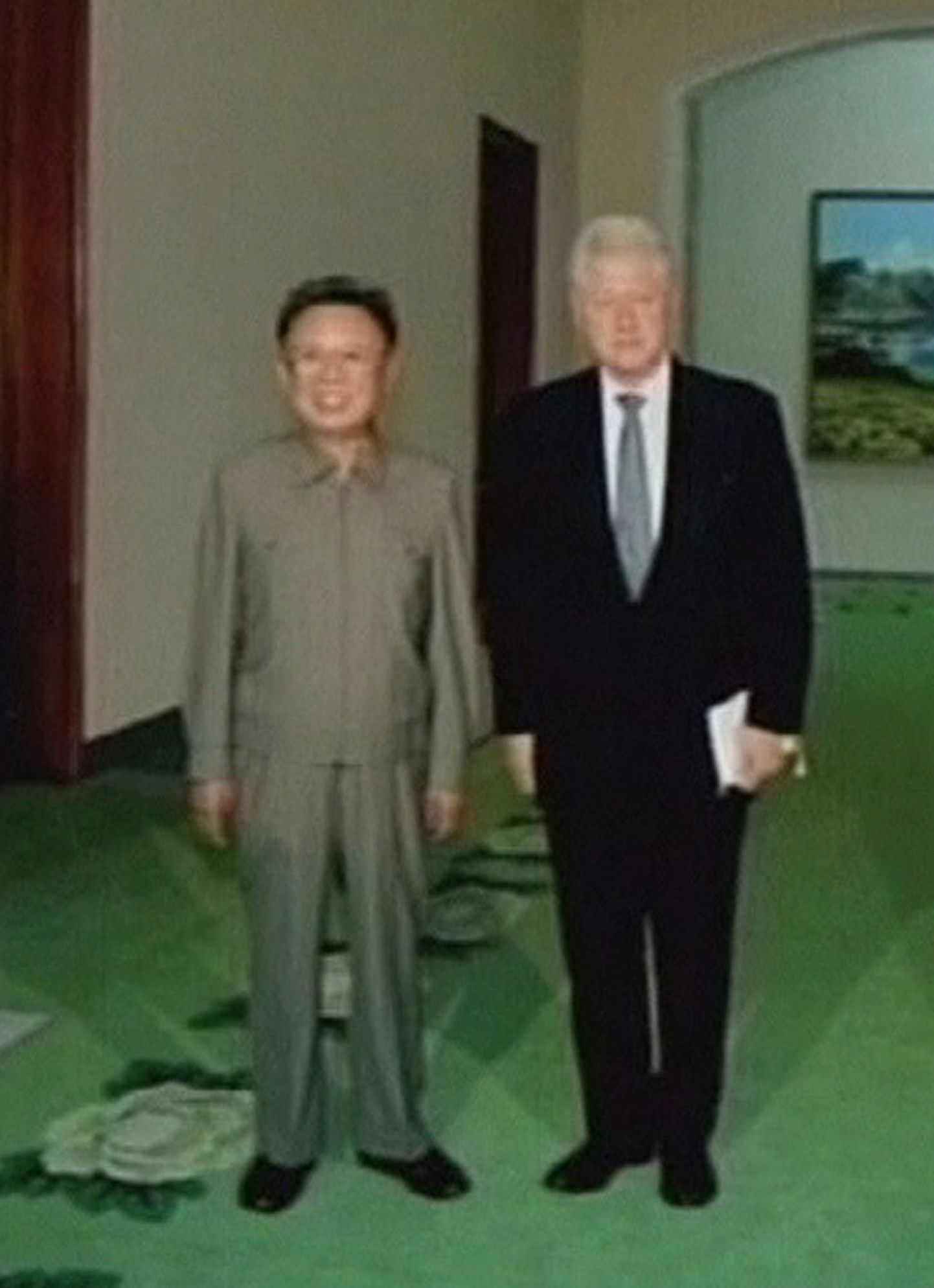 Bill Clinton (paremal) ja Kim Jong-il Pyongyangis.