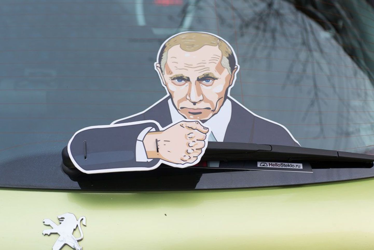 Putini kleebis on hetkel oksjoniportaalis müügil.