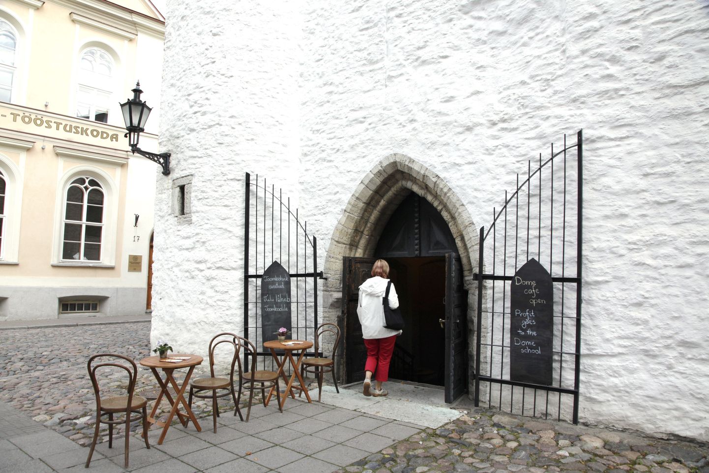Toomkiriku juures on avatud kohvik, mille tulu läheb Toomkoolile.