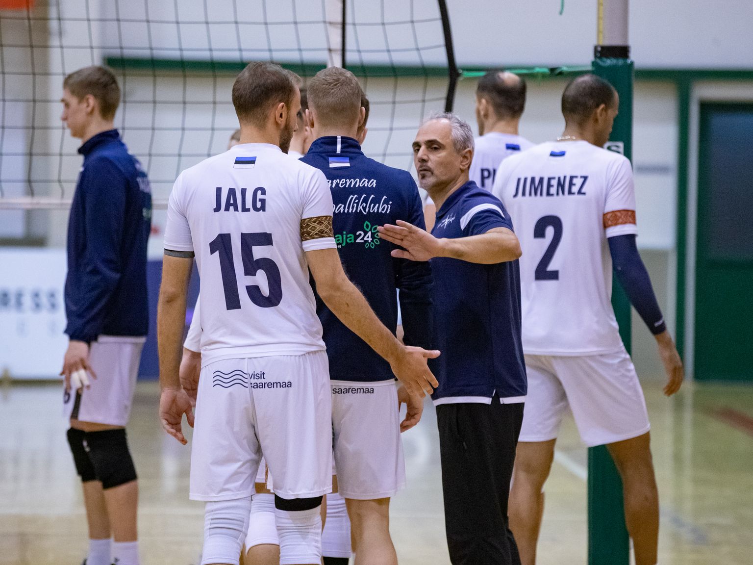 Saaremaa võrkpalliklubi peatreener Ioannis Kalmazidis oma hoolealuseid juhendamas.