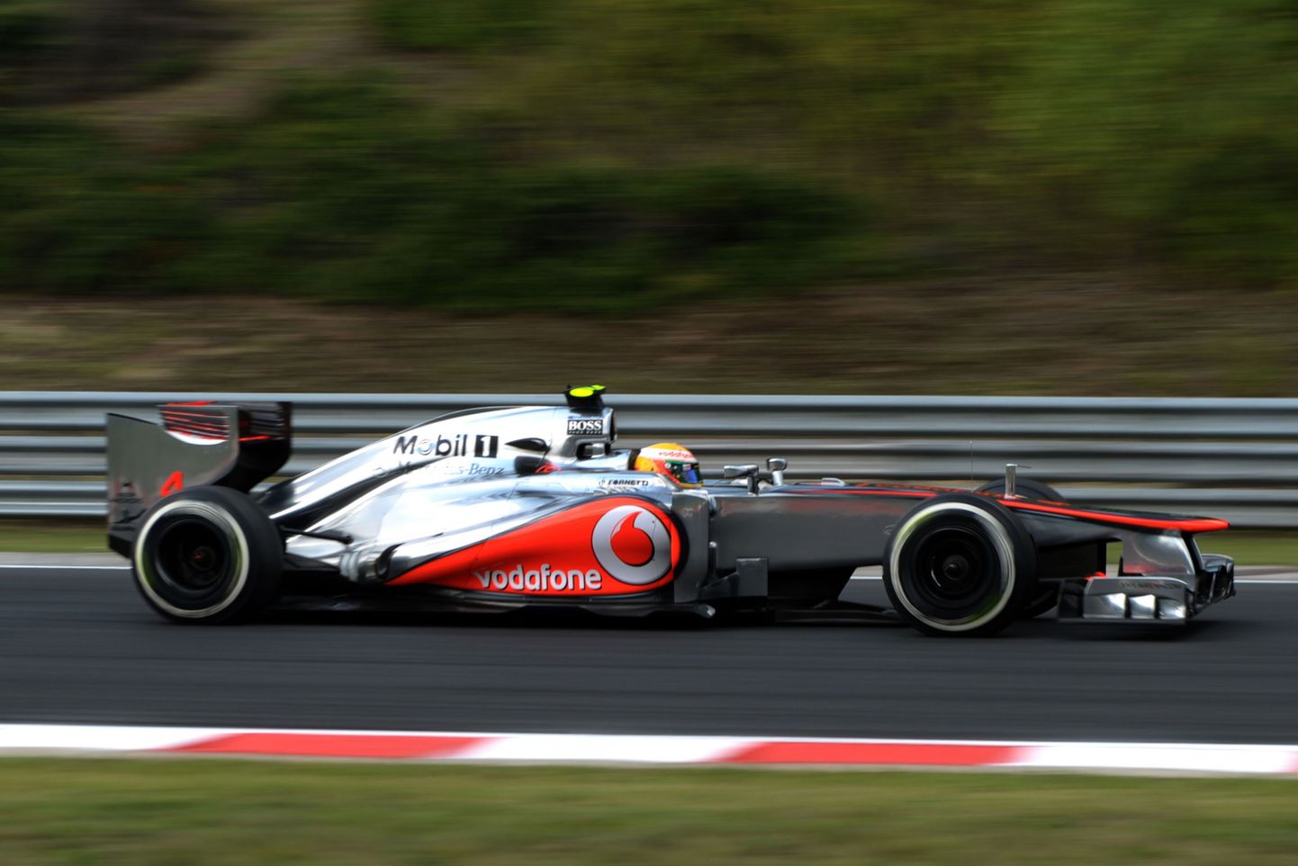 Esimese vabatreeningu võitnud Lewis Hamiltoni juhitud McLareni vormel