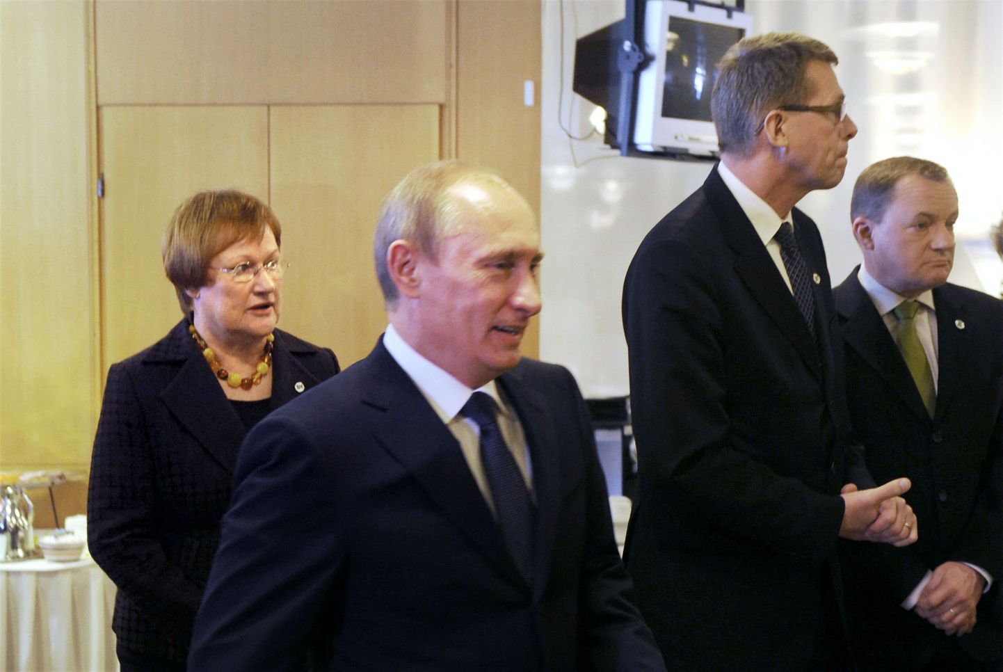 Venemaa peaminister Vladimir Putin (keskel), Soome president Tarja Halonen ja Soome valitsusjuht Matti Vanhanen.