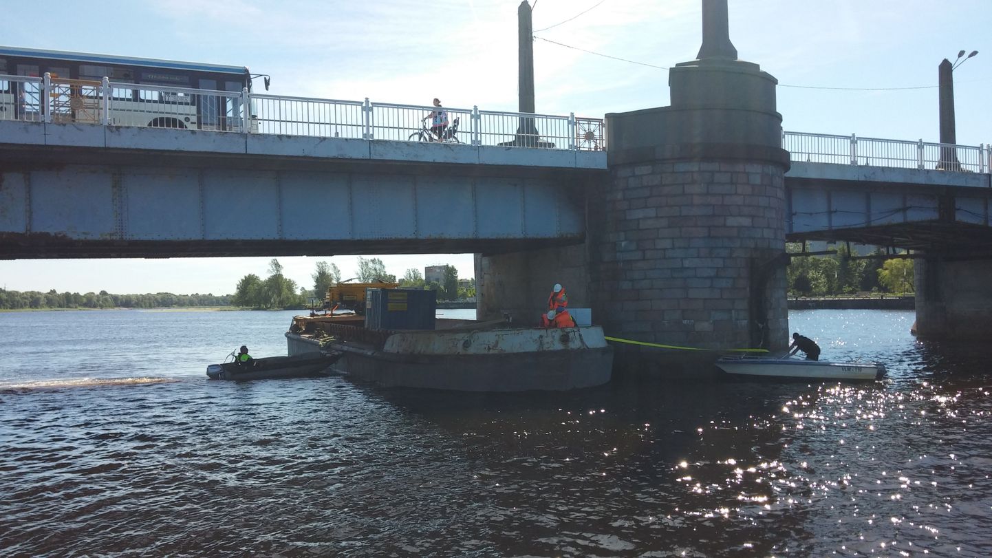 Pärnu Kesklinna silla all hakatakse remontima lekkivat soojaveetoru.