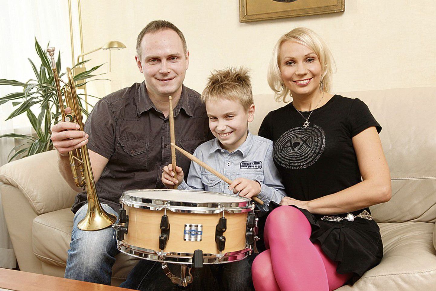 Kokkuhoidev muusikapere: Helen Lokuta turvaline tagala asub Nõmme mändide all — ettevõtjast abikaasa Madis on õppinud trompetit ja üheksa-aastane poeg Stefan valinud oma instrumendiks trummi.