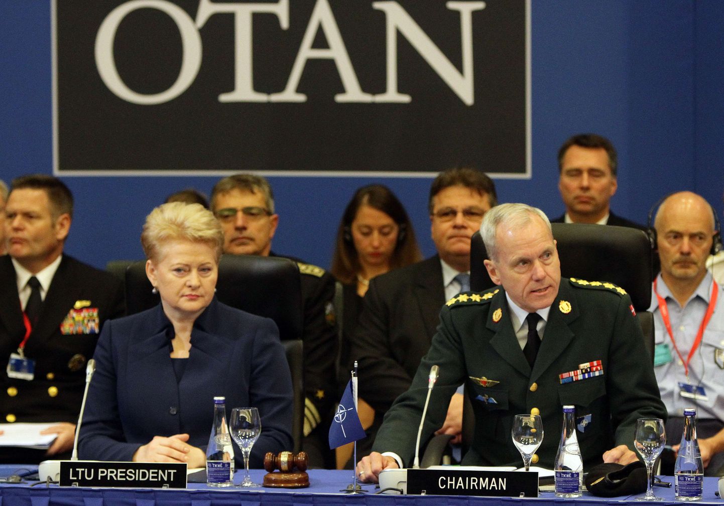 Leedu president Dalia Grybauskaitė (vasakul) ja Taani kindral Knud Bartels täna Vilniuses.