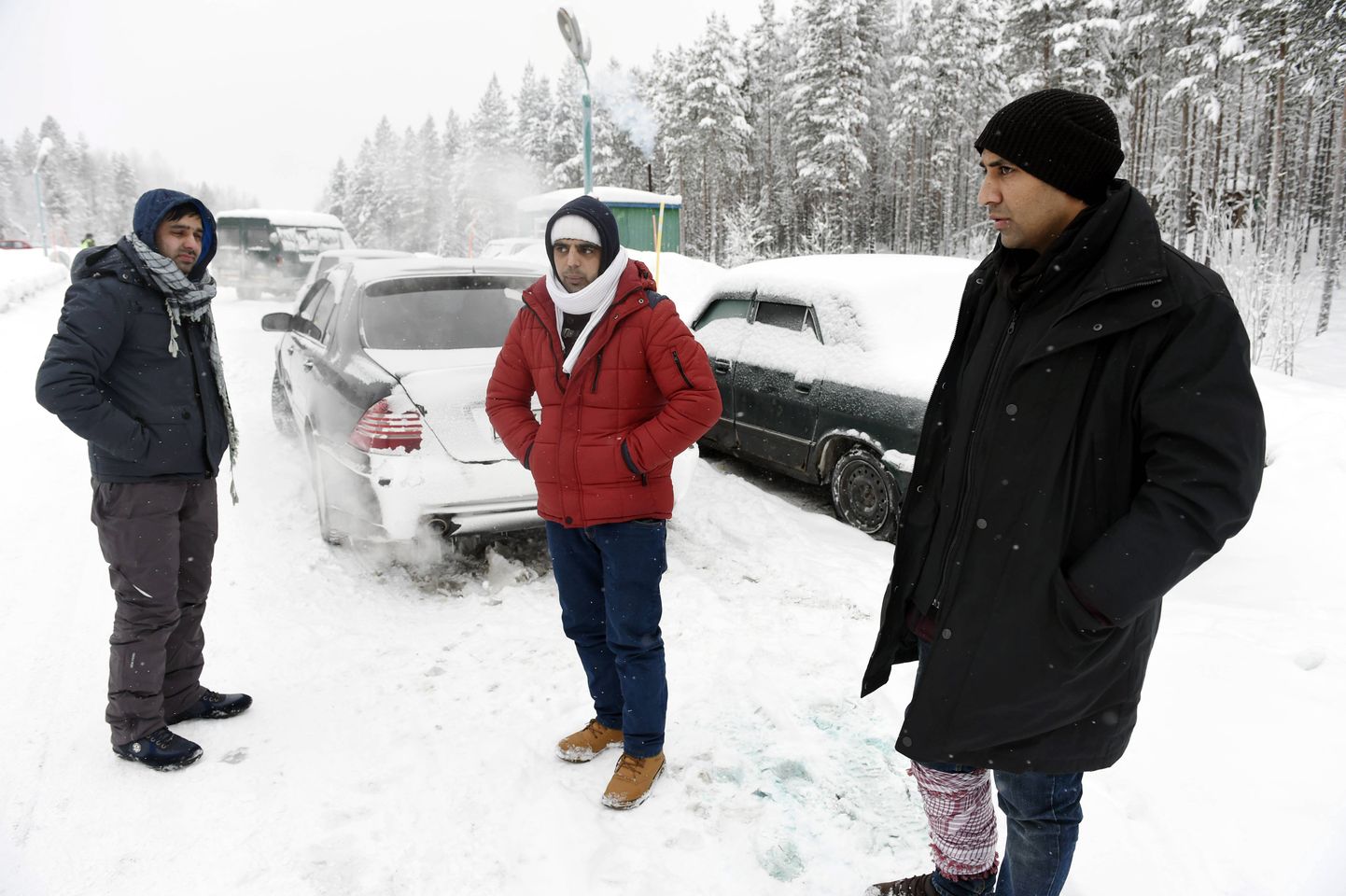 Asüülitaotlejad Rahmatullah, Nazirulhag ja Fida Hussain ootamas 23. jaanuaril Vene poolel pääsu Soome.