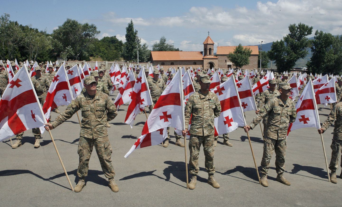 Gruusia sõdurid riigilippudega.