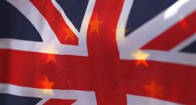 Briti saadiku õuele Moskvas heideti punasega kaetud mannekeenid