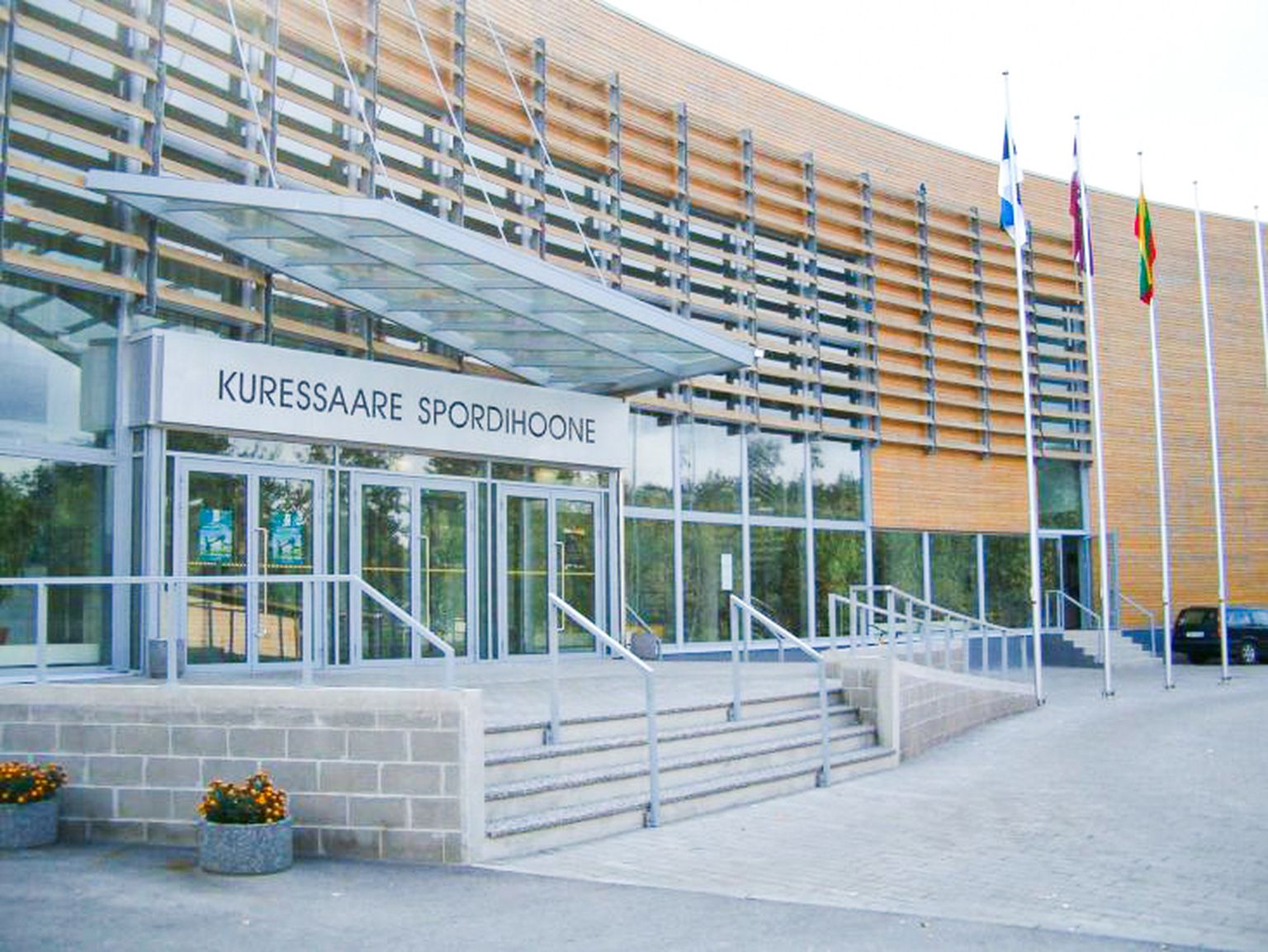 Kuressaare spordihoone taga süüdati paberikonteinerid