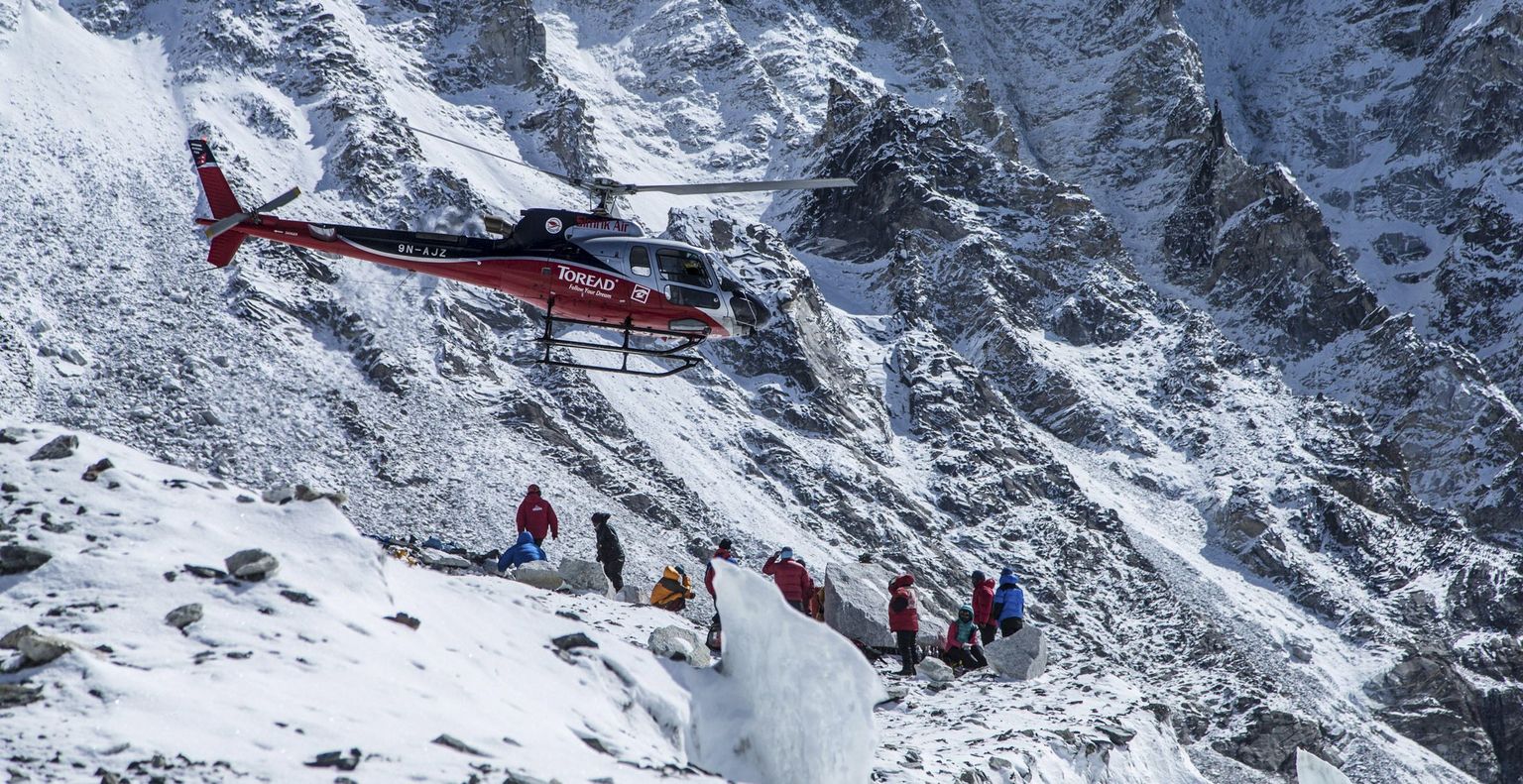Päästehelikopter Džomolungmal. Šerpade arvates võivad turismihelikopterid käivitada lumelaviine