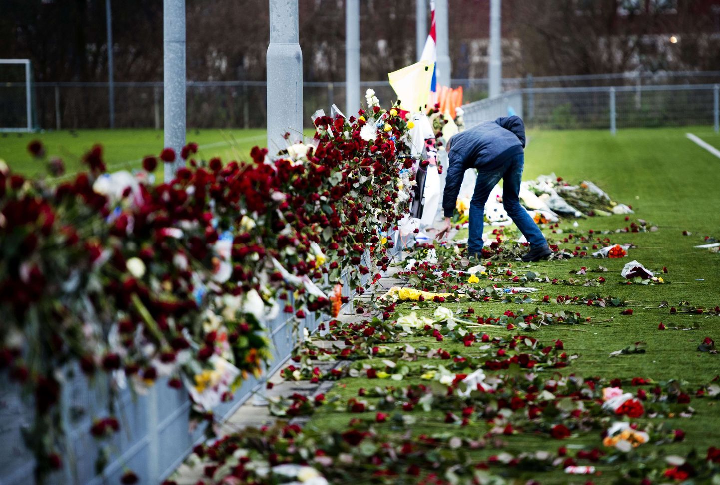 Richard Nieuwenhuizeni mälestuseks toodi jalgpalliväljaku kõrvale hulgaliselt lilli.