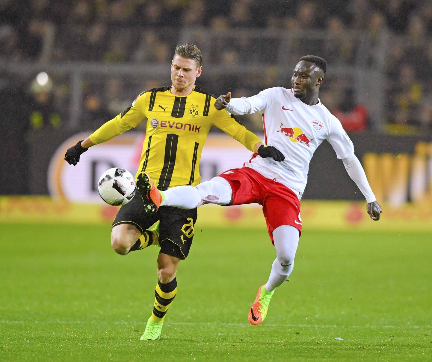 Naby Keita (paremal) võitleb palli pärast Dortmundi Borussia kaitsja Lukasz Piszcekiga.
