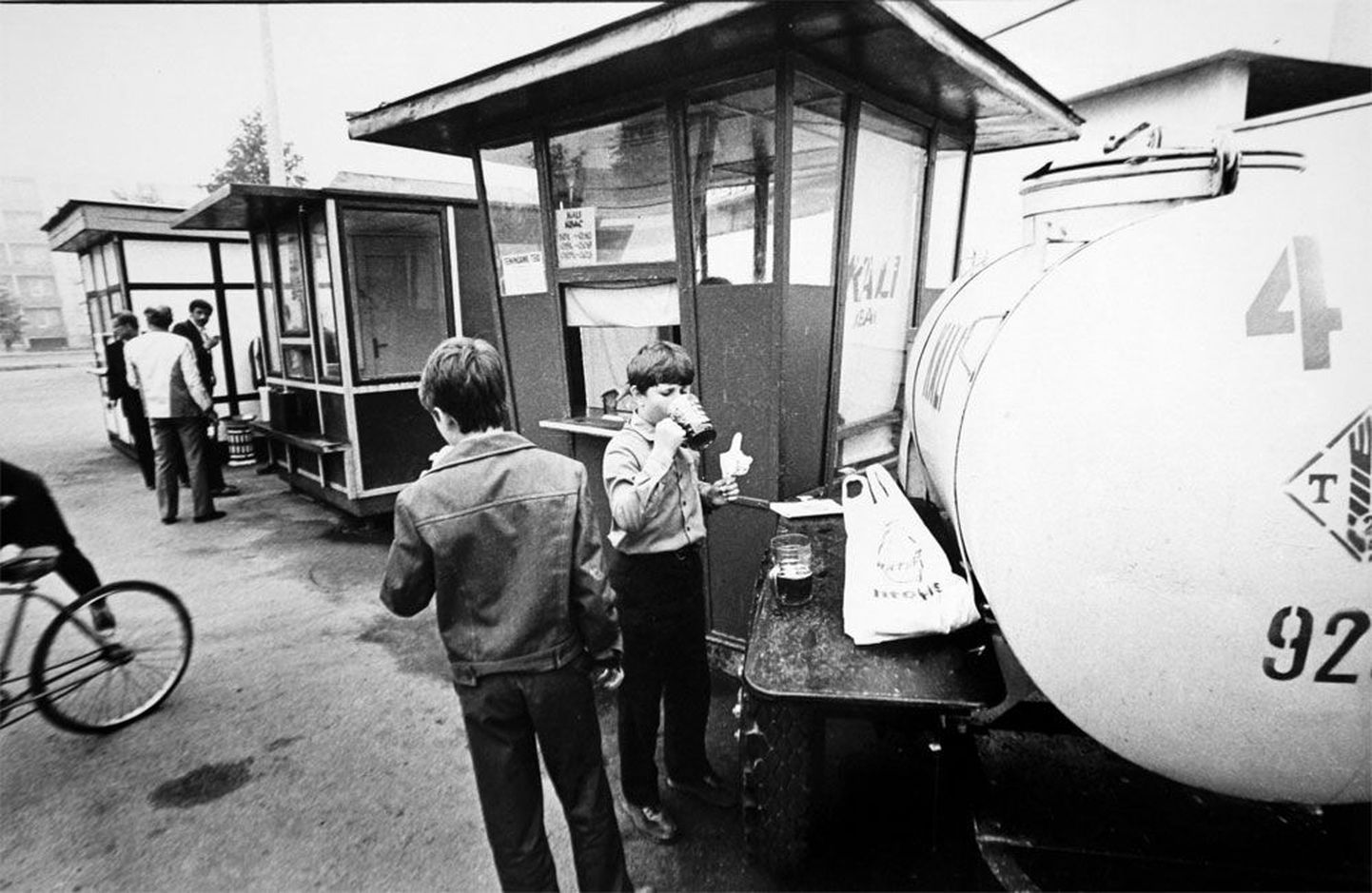 Poisid 1983. aastal Tallinnas Õismäel kaljavaadi juures kalja joomas ja jäätist söömas.