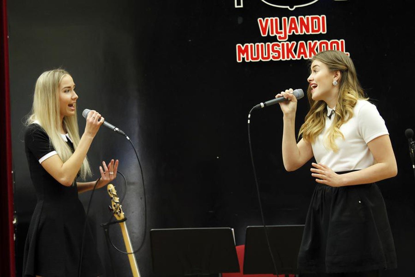 X–XII klassi vanuserühmas kolmanda koha saanud Viljandi muusikakooli duett Merili Otsma (vasakul) ja Eleryn Tiit said eripreemia ka parima Viljandi duetina.