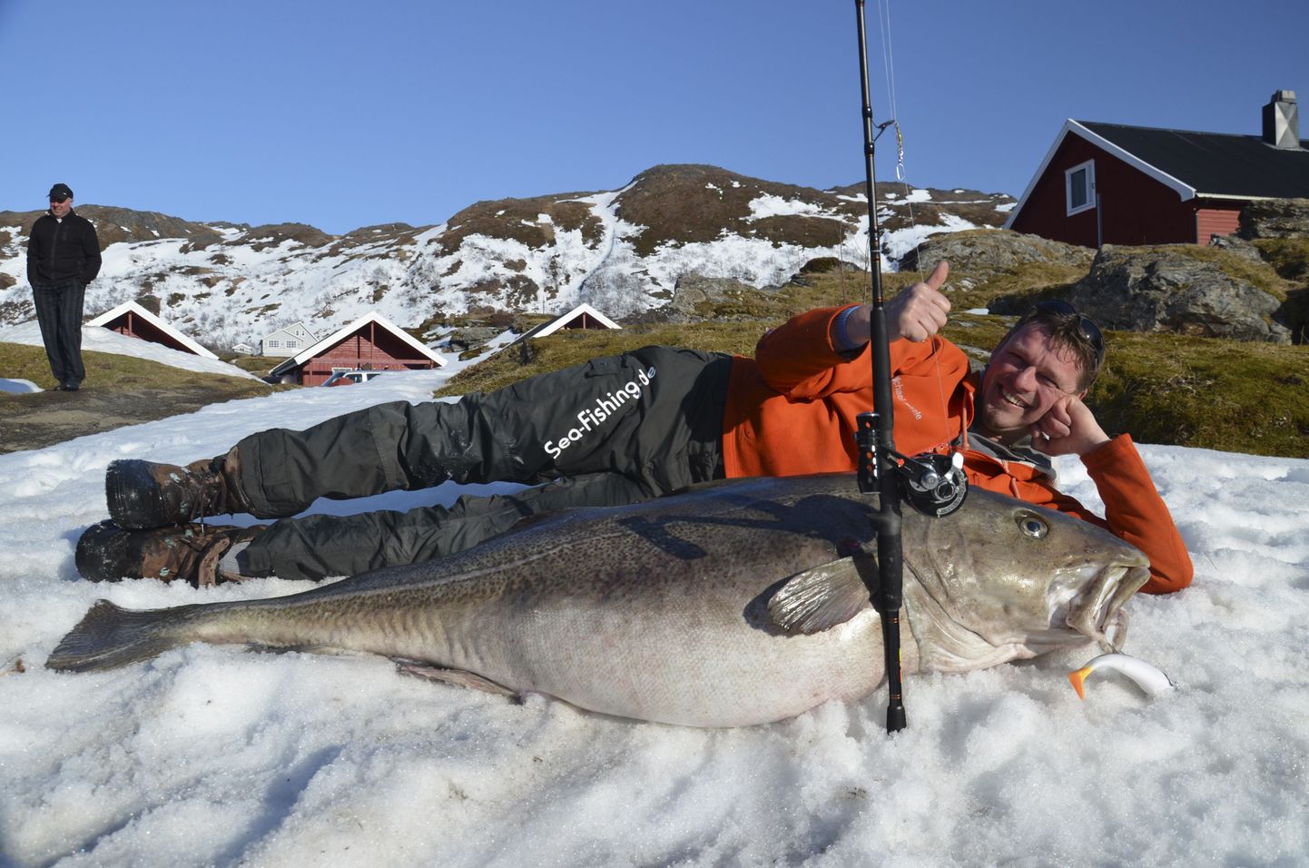 Sakslane Michael Eisele poseerib koos 47-kilose tursaga Breiviki fjords  Hammerfesti lähistel.