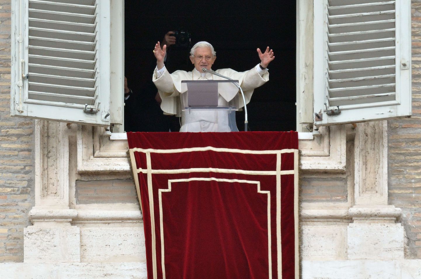 Папа Римский Бенедикт XVI читает проповедь.