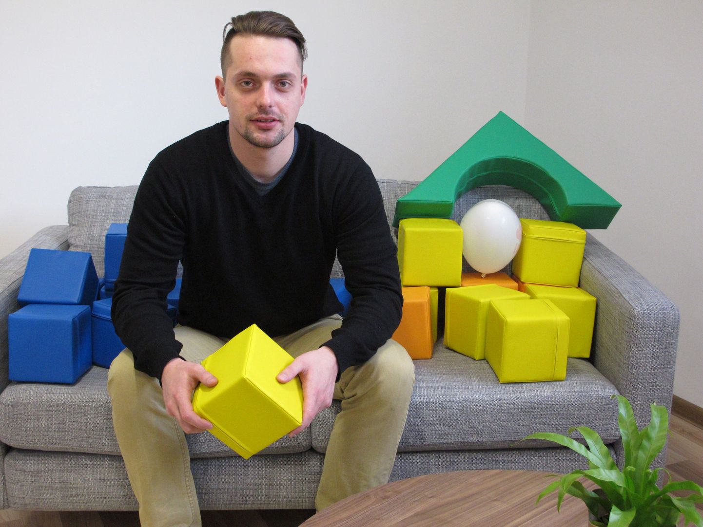 Ettevõtte Pepi Rer projektijuht Kristaps Orskis enda loodud mänguasjadega.