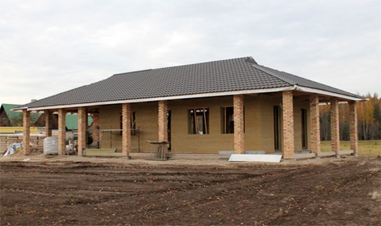 Pirmā no kaņepju vieglbetona būvētā māja Tīnužu pagastā. To apskatīt var, piesakoties pa tālruni 26318598 vai www.hempecosystems.lv 