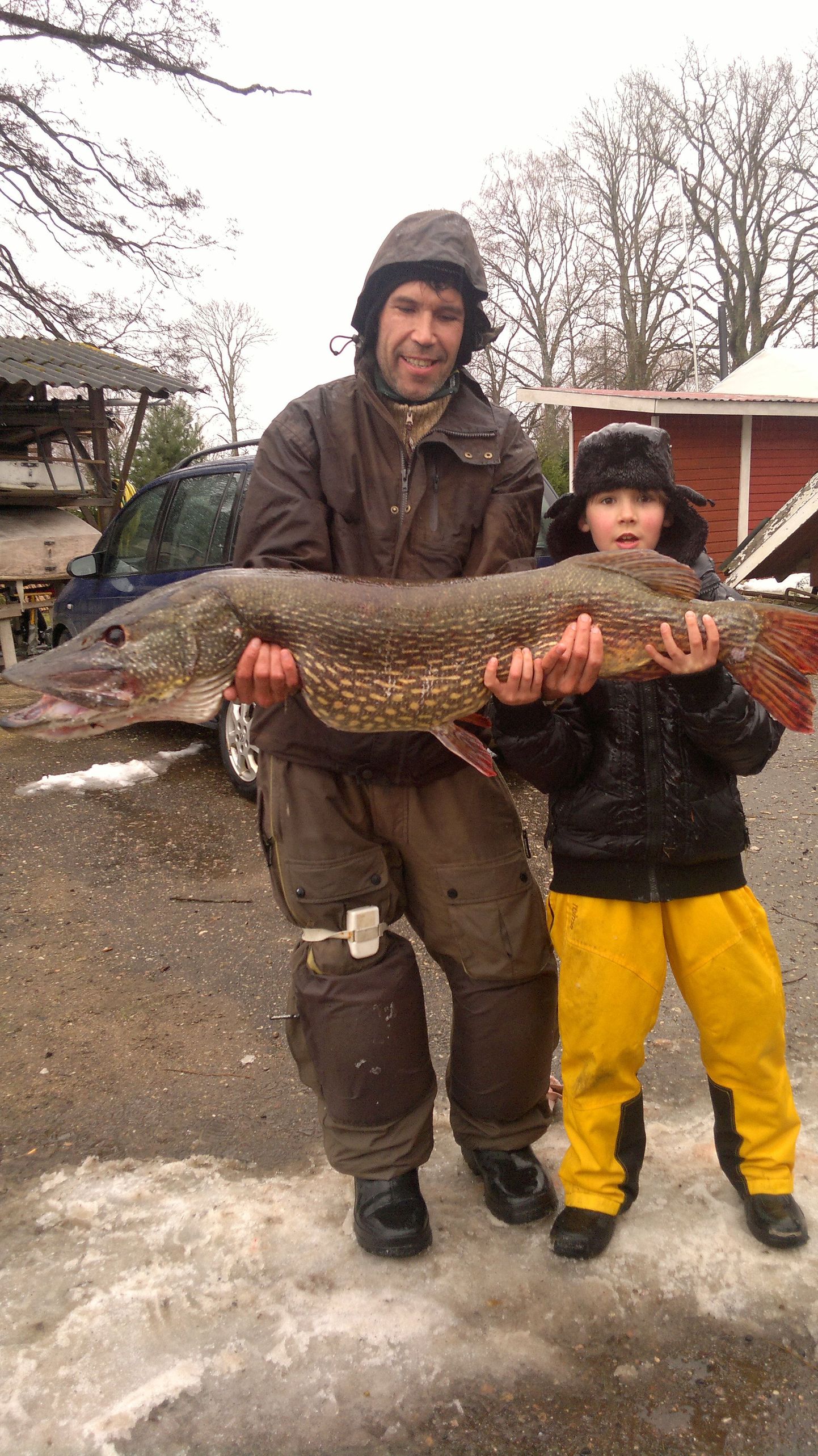 Nikita Smirnov (paremal) püüdis täna Saadjärvelt 16-kilose havi. Pildil hoiab ta kala koos isa Stanislaviga.