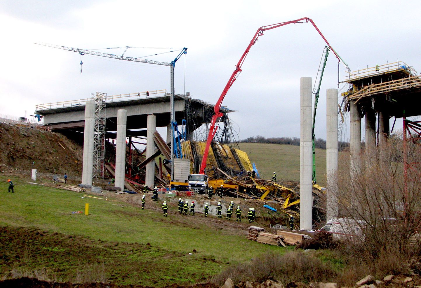 Slovakkia idaosas Kurimany linnas purunes reedel üle kiirtee viiv sild, hukkus kolm töölist.
