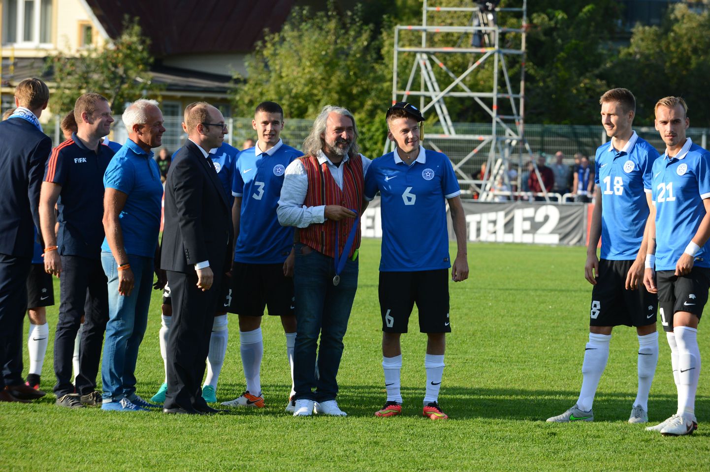 100. mängu puhul kinkis Eesti jalgpalli liit Aleksandr Dmitrijevile meenemärgi ja mütsi.