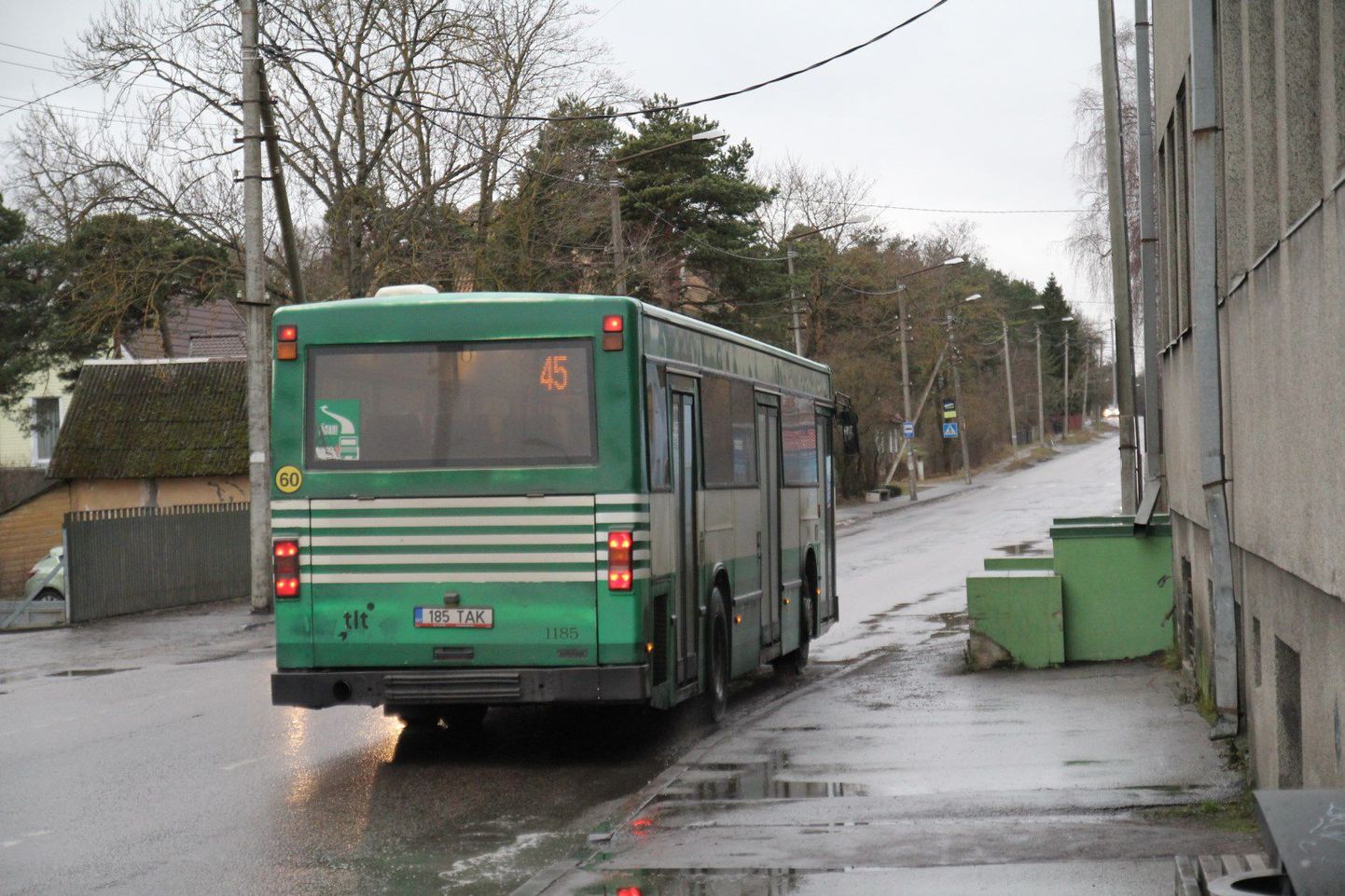 Ülemiste City ja Väike-Õismäe vahel 1. detsembrist reisijate teenindamist alustanud bussiliin nr 45 väljub Ülemistest sageli ainsagi sõitjata.