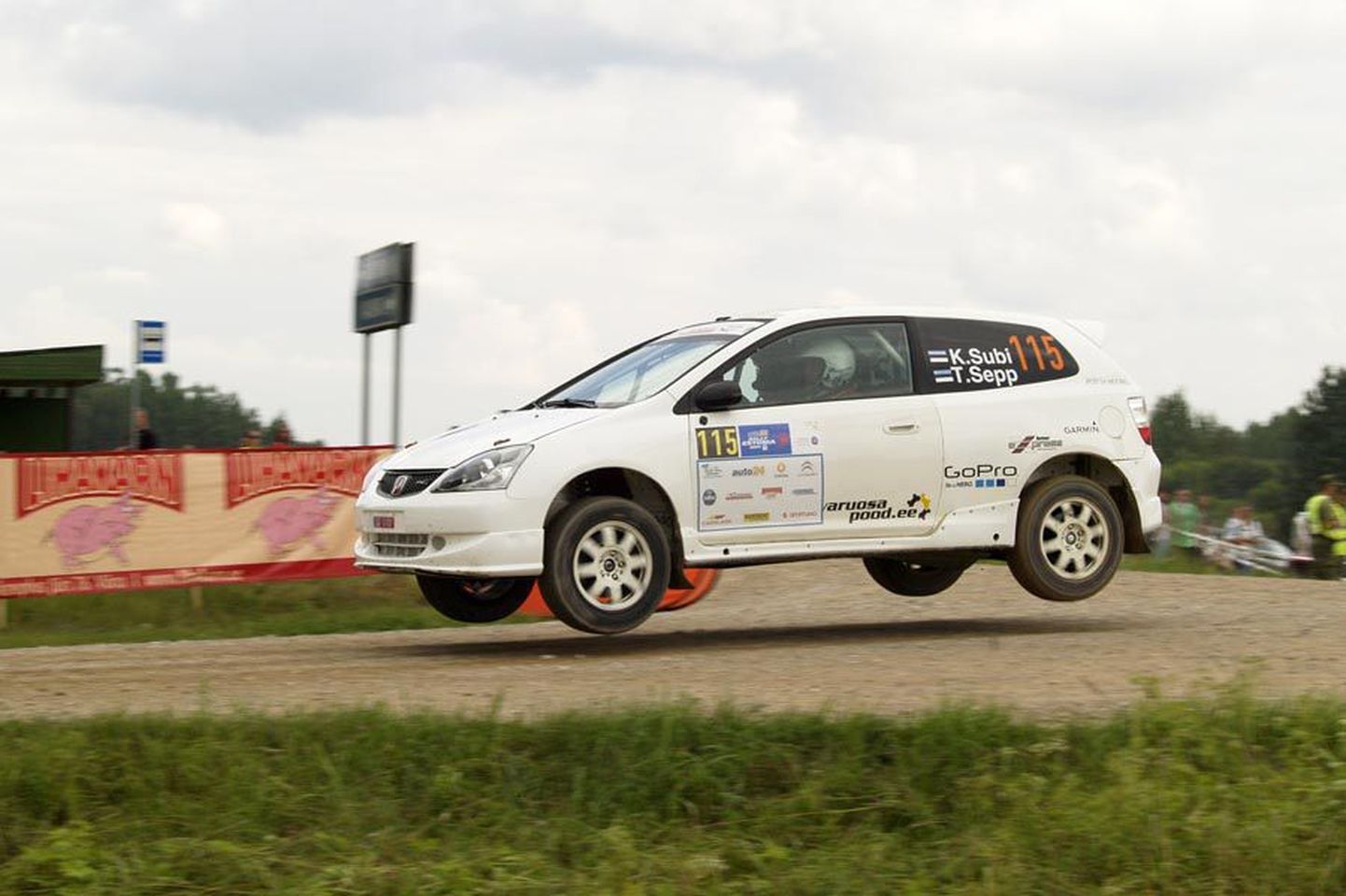 Kristo Subi ja Teele Sepp sihivad Eesti autoralli meistrivõistlustel 2WD 2000 klassi meistritiitlit. Kolm rallit enne hooaja lõppu on viljandimaalastel sarjas oma võistlusarvestuses liidripositsioon.