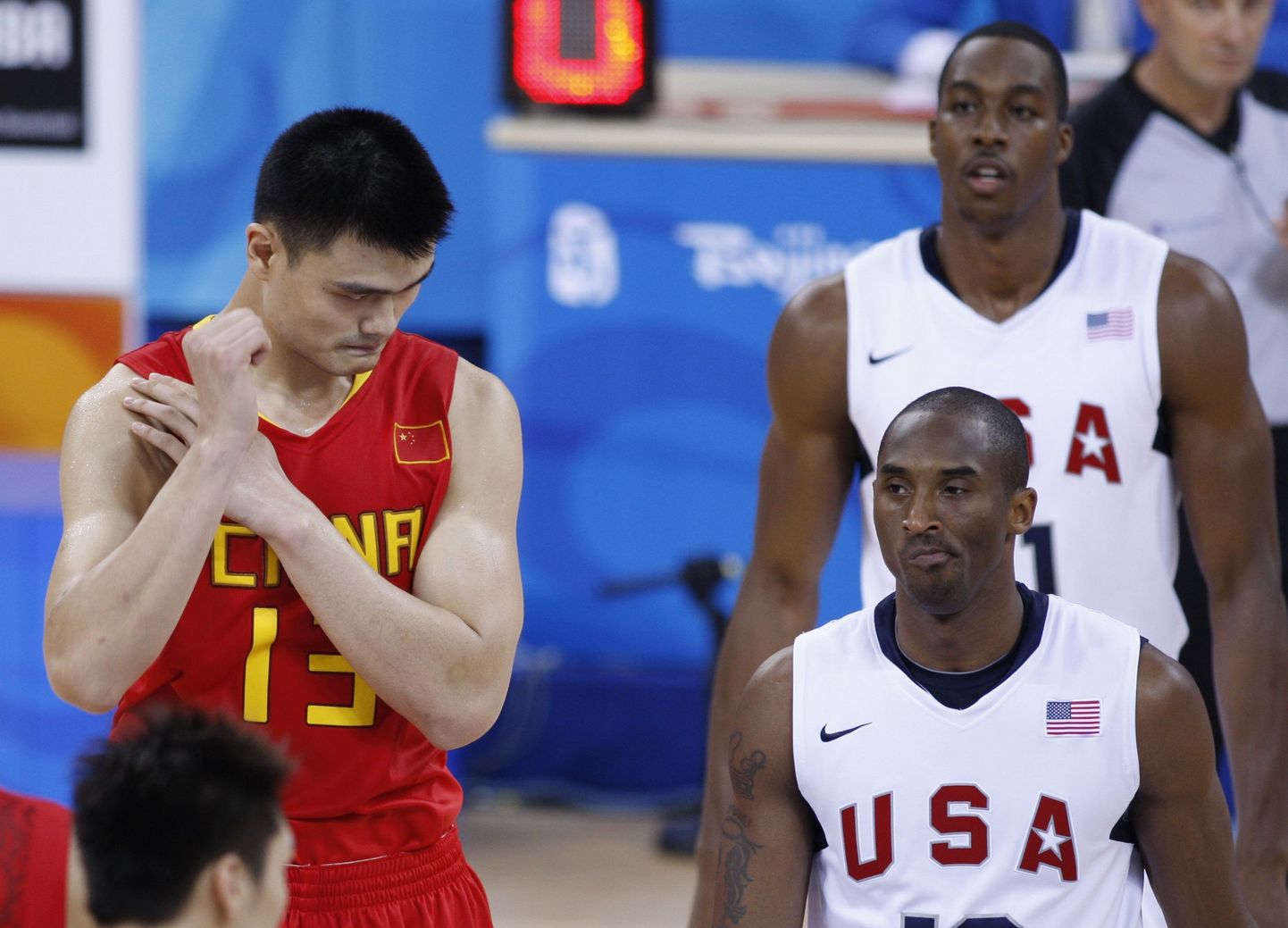 Vasakul hiinlane Yao Ming jälgib konkurente Kobe Bryantit (all) ja Dwight Howardit USAst.