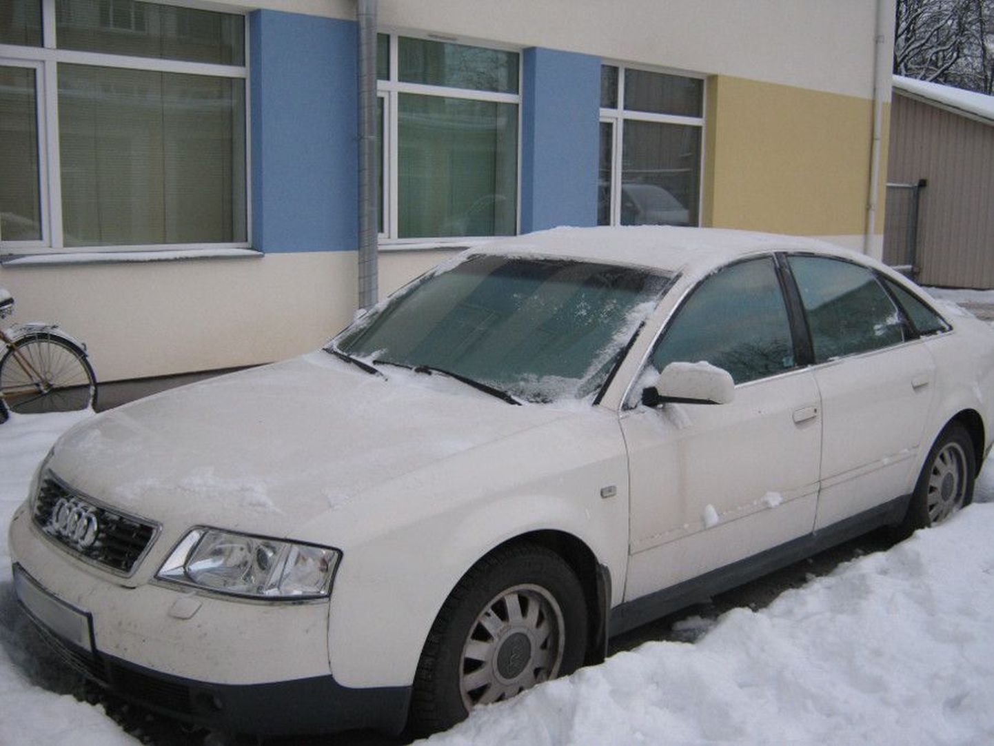 Konfiskeeritud Audi Valga politseimaja hoovis.