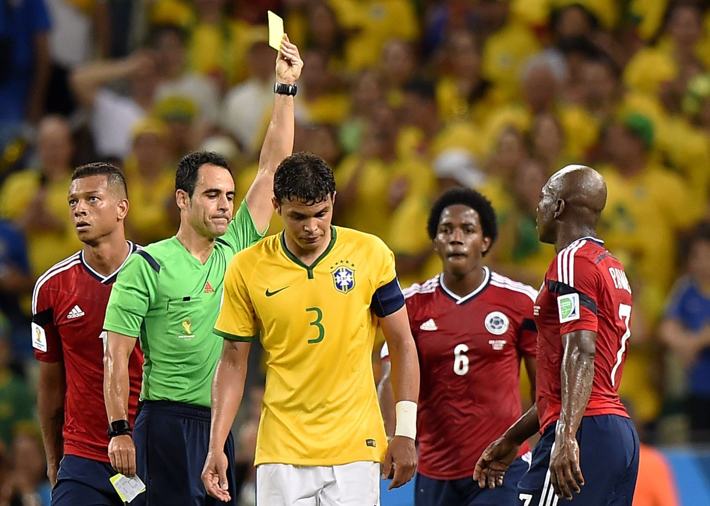 Thiago Silva teenis kohtumises Kolumbia vastu kollase kaardi.